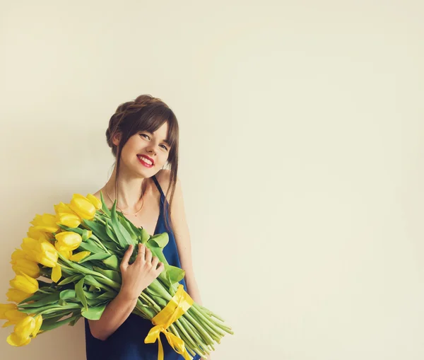 Νεαρή γυναίκα ευτυχισμένη με φρέσκα λουλούδια — Φωτογραφία Αρχείου