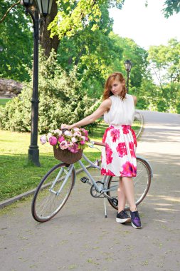 güzel bir kadınla vintage Bisiklet ve çiçek sepeti