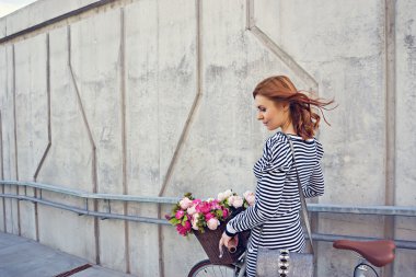 Bisiklet ile çizgili elbise genç güzel kadın