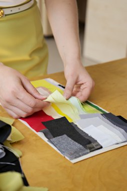 genç kadın stüdyoda kumaşlar seçer