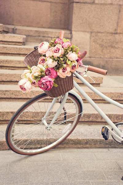  Vintage kızlar bicyclewith çiçek sepeti