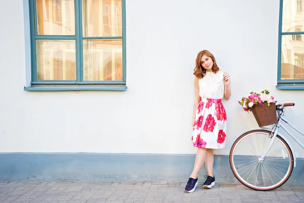 Портрет молодой женщины со стильным велосипедом — стоковое фото