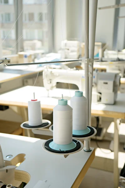 Závitu cívky v tkaniny a textilní průmysl — Stock fotografie