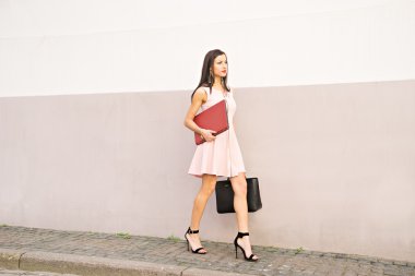 genç kadın ile dizüstü bilgisayar açık havada yürüyüş güzel