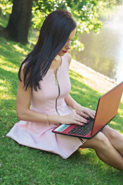 açık havada çalışan genç ve güzel kadın