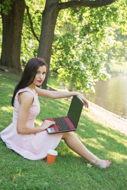 açık havada çalışan genç ve güzel kadın