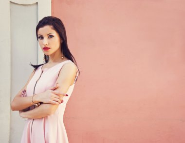 sokakta oldukça ciddi genç kadın 