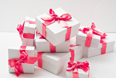 hediyeler. pembe kurdele beyaz kutular