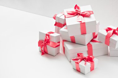 hediyeler. pembe kurdele beyaz kutular