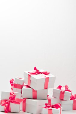 hediyeler. pembe kurdele beyaz kutular