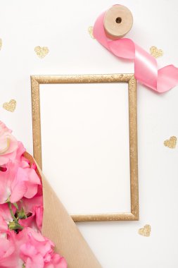 taze pembe çiçekler ve altın çerçeve tablo