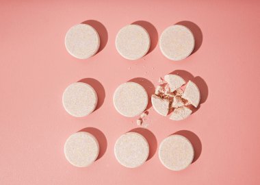 kavram theme.bright hapları pembe bir arka plan üzerinde