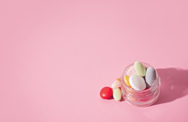 kavram theme.bright hapları pembe bir arka plan üzerinde