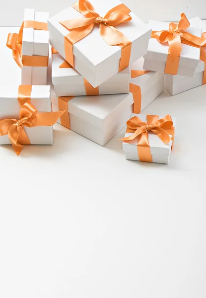 Presentes. caixas brancas com fita laranja — Fotografia de Stock