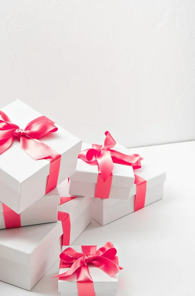 Regalos. cajas blancas con cinta rosa — Foto de Stock