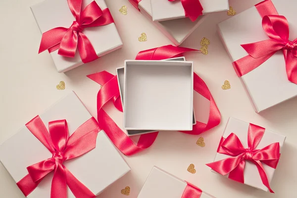 Подарунки. білі коробки з рожевою стрічкою — стокове фото