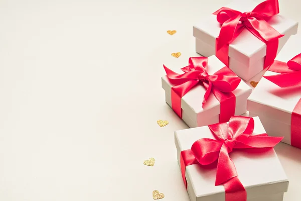 Quatro caixas de presente com fita rosa — Fotografia de Stock