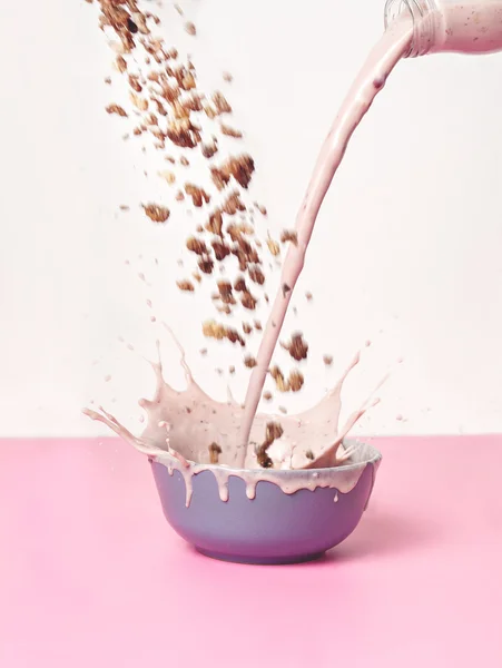 Éclaboussure de muesli et de yaourt dans un bol — Photo