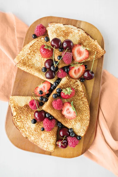 Зображення їжі. млинці з ягодами на сніданок — стокове фото