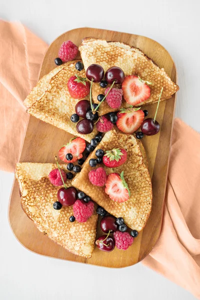 Imagem de comida. panquecas com bagas para o café da manhã — Fotografia de Stock