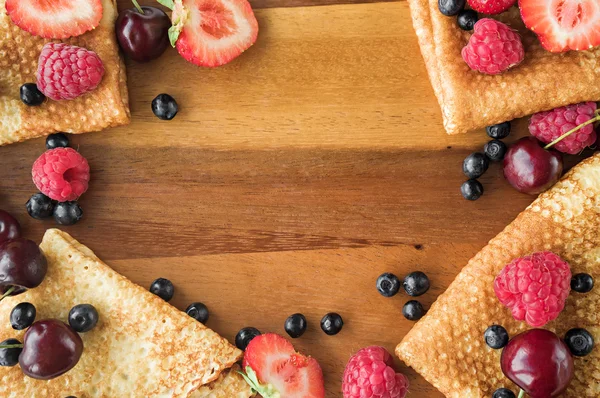 Imagem de comida. panquecas com bagas para o café da manhã — Fotografia de Stock