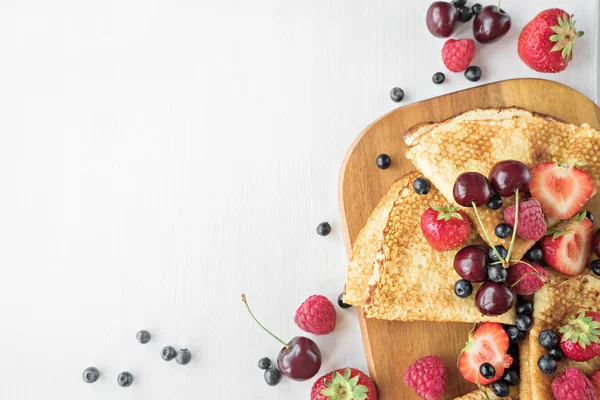 Imagem de comida. panquecas com bagas para o café da manhã — Fotografia de Stock