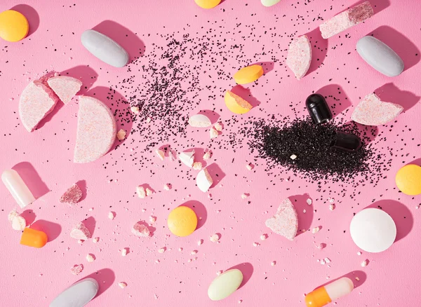 Concetto theme.bright pillole su sfondo rosa — Foto Stock