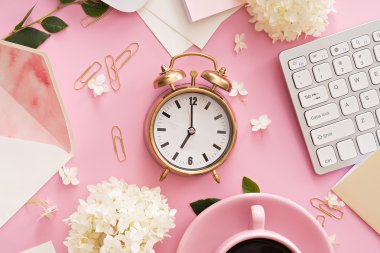 Ofis resepsiyon masası bilgisayar, sarf malzemeleri ve kahve fincanı ile