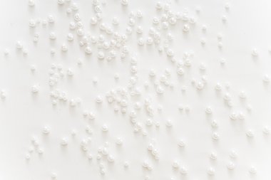 beyaz arka planda beyaz boncuk bir sürü 