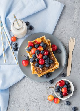 Çikolata ve çilek ile Belçika waffle Tabak