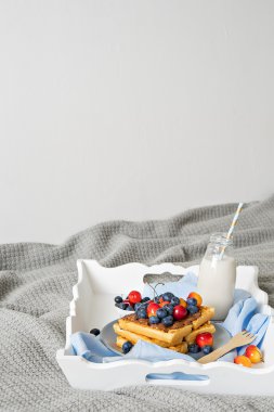 Çikolata ve çilek ile Belçika waffle Tabak