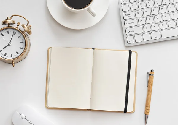 Schreibtischtisch mit Computer, Zubehör und Kaffeetasse — Stockfoto