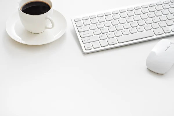 Mesa de escritorio de oficina con computadora, suministros y taza de café —  Fotos de Stock