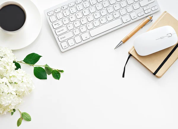 Ofis resepsiyon masası bilgisayar, sarf malzemeleri ve kahve fincanı ile