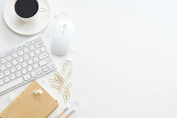 Mesa de escritorio de oficina con computadora, suministros y taza de café — Foto de Stock