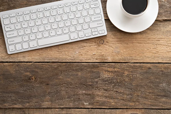 Mesa de escritorio de oficina con computadora y taza de café —  Fotos de Stock