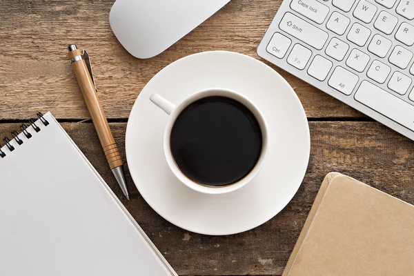 Mesa de escritorio de oficina con computadora, suministros y taza de café —  Fotos de Stock