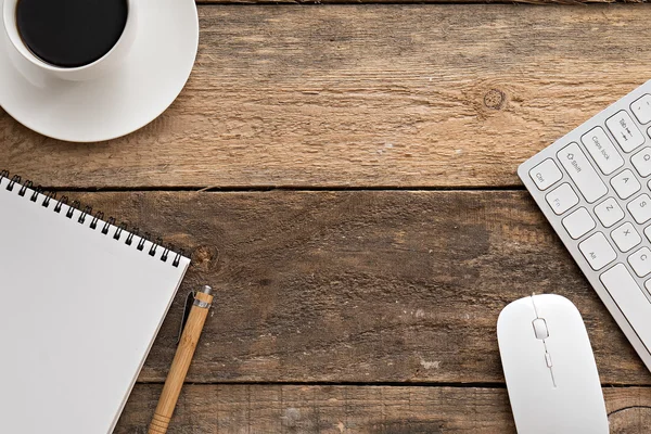 Mesa de escritorio de oficina con computadora, suministros y taza de café —  Fotos de Stock