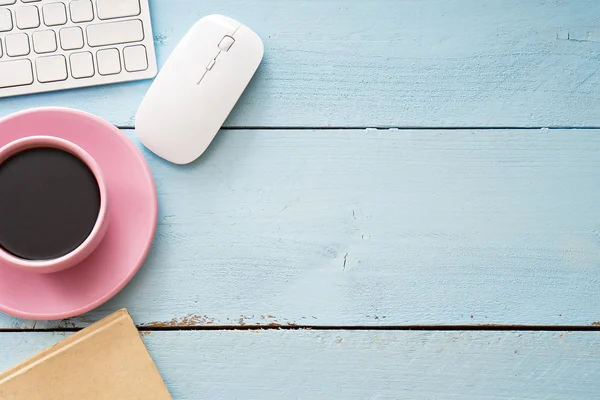 Mesa de escritorio de oficina con computadora, suministros y taza de café —  Fotos de Stock