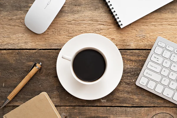 Mesa de escritorio de oficina con computadora, suministros y taza de café —  Fotos de Stock