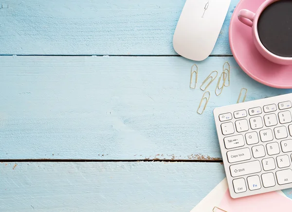 Ofis resepsiyon masası bilgisayar, sarf malzemeleri ve kahve fincanı ile