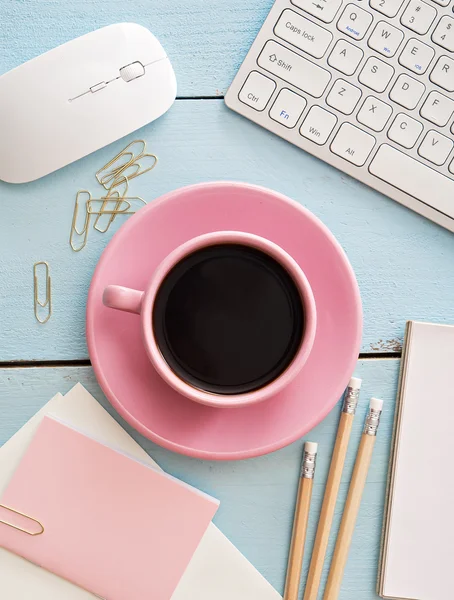 Mesa de escritorio de oficina con computadora, suministros y taza de café — Foto de Stock