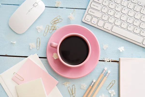 Schreibtischtisch mit Computer, Zubehör und Kaffeetasse — Stockfoto