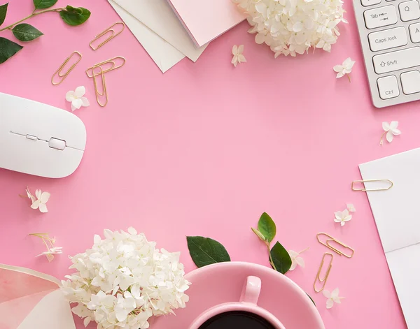 Schreibtischtisch mit Computer, Zubehör und Kaffeetasse — Stockfoto