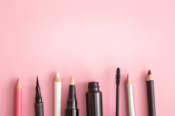Conjunto de productos cosméticos sobre fondo rosa — Foto de Stock