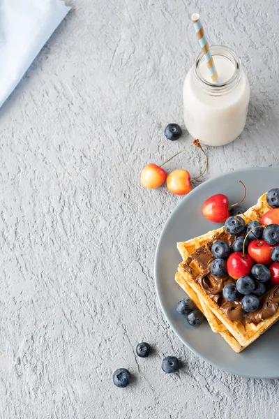 Prato de waffles belgas com chocolate e bagas — Fotografia de Stock