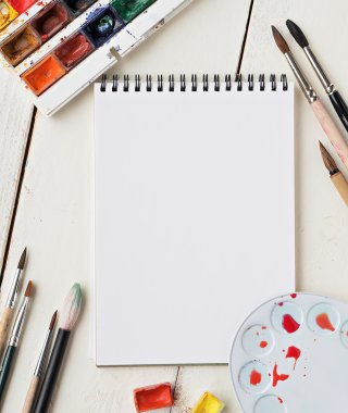 suluboya palet anr diğer araçları ile ressam işyeri