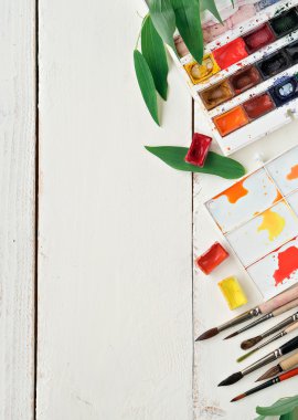 suluboya palet anr diğer araçları ile ressam işyeri