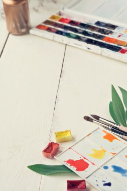 suluboya palet anr diğer araçları ile ressam işyeri