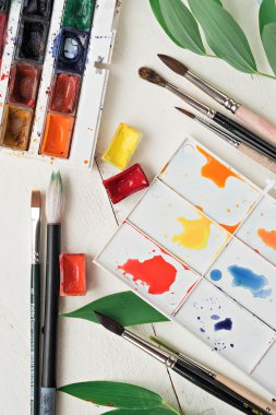 suluboya palet anr diğer araçları ile ressam işyeri